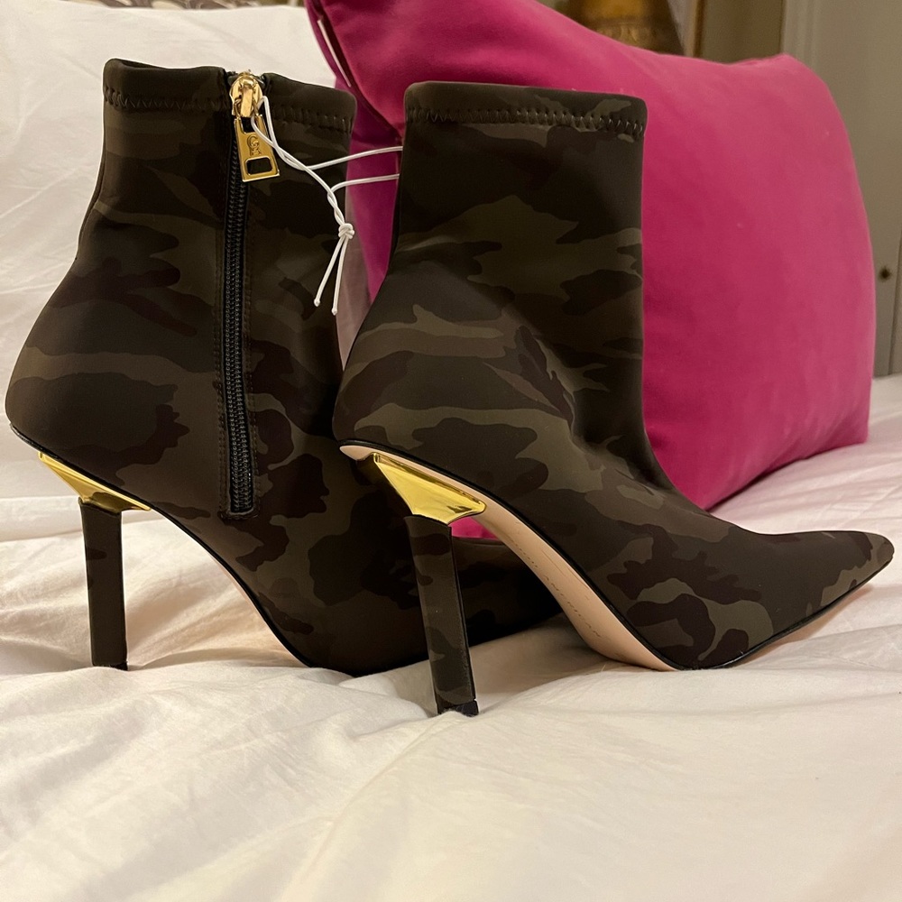 Title:
New Good American GA118N-X Camouflage Neoprene Zip Booties -Various Sizes